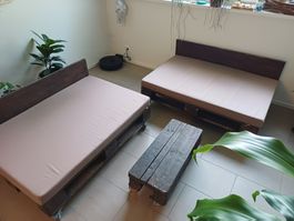 Palettenlounge mit Polster inkl. kleinem Tischchen