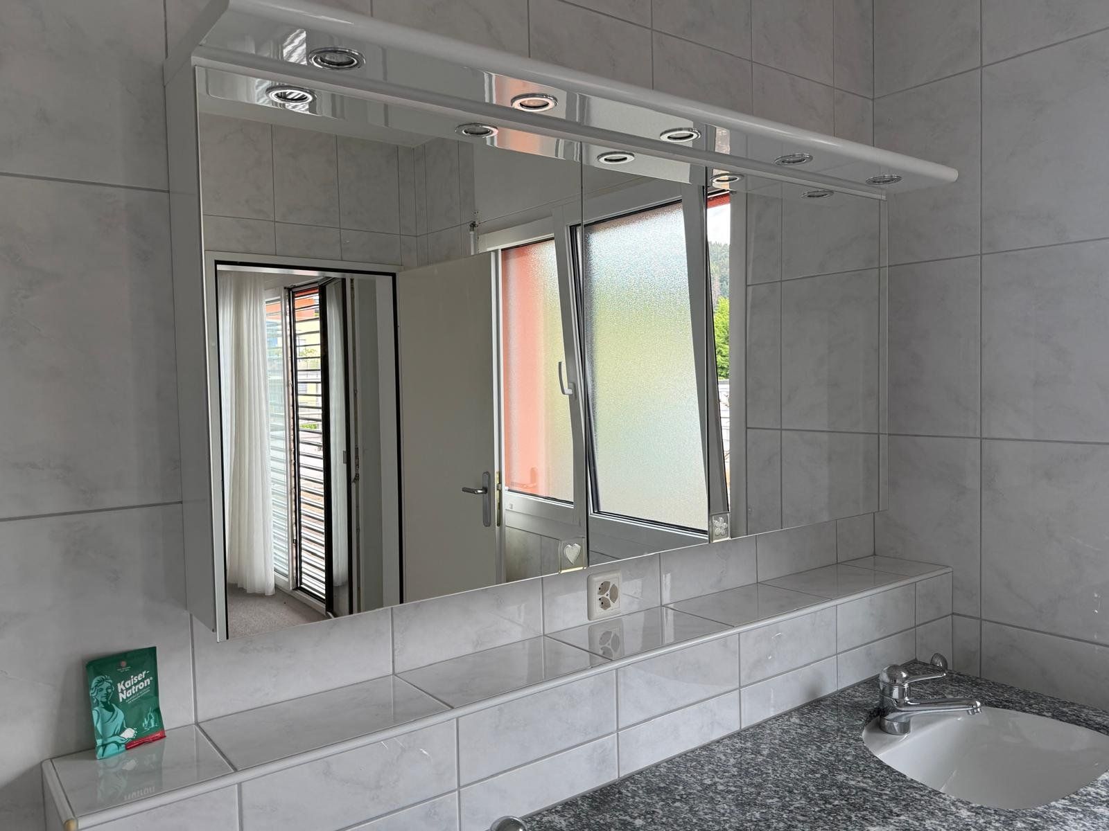 Armadietti a specchio: Spiegelschrank mit LED – Usato da Abtwil SG venduto da Cohiba_82 2