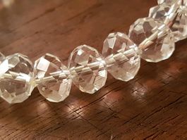 Armband m sehr schön facettierten Glasbeads Gummizug durchs.