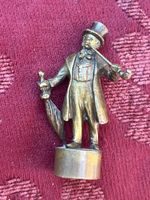 Wiener Bronze Figur Herr mit Zylinder und Schirm, Top!