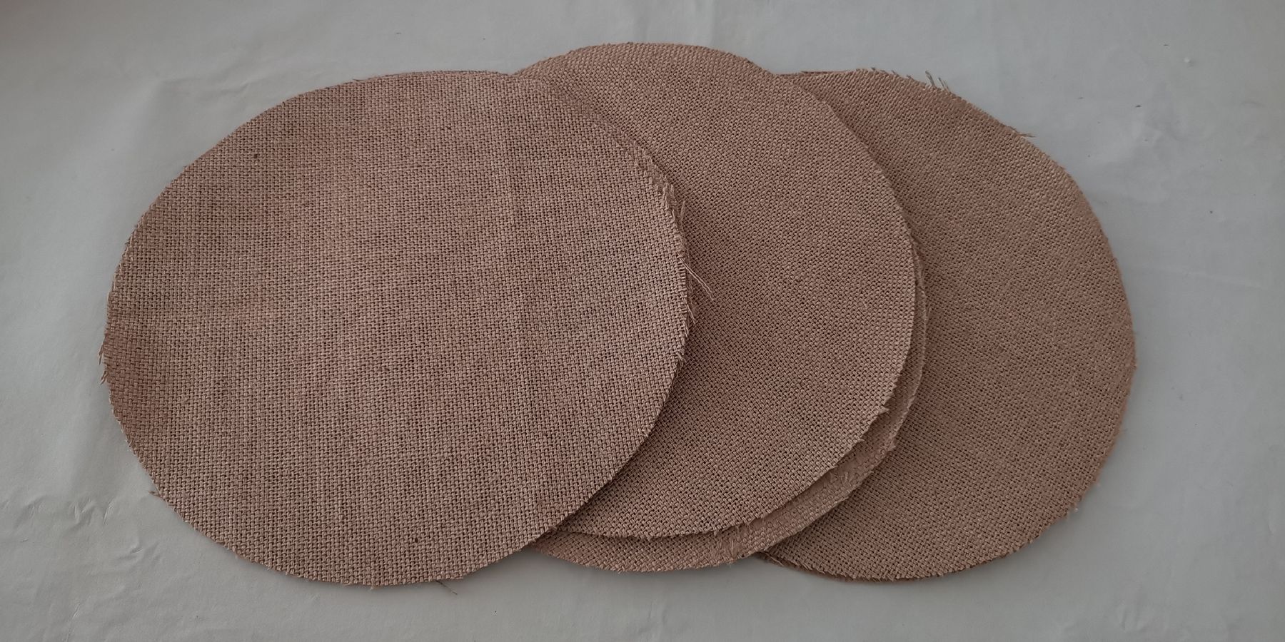 Set di tavolo e panche: 12 Tischsets aus Jute rund, Untersetzer/Deko – Nuovo (secondo la descrizione) da Itingen venduto da schweizersternchen 1
