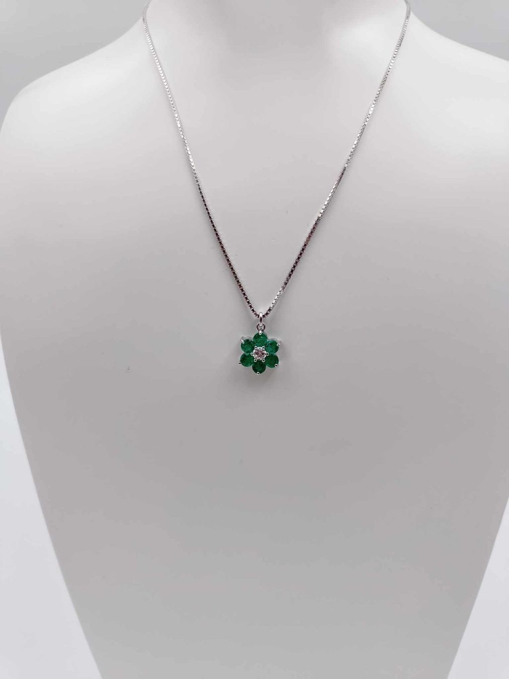 Ketten: WEISSGOLDCOLLIER MIT BLUMIGEN SMARAGD DIAMANTANHÄNGER – Gebraucht aus Luzern von EdiGem 1