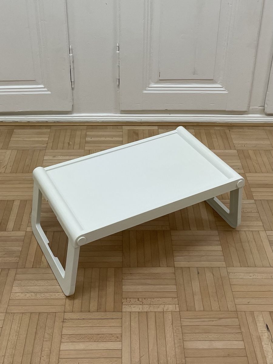 Guzzini Servierplatten: Vintage Folding Tray Guzzini Serviertablett mit Klappstützen – Gebraucht aus Zürich von Vintagewiesel