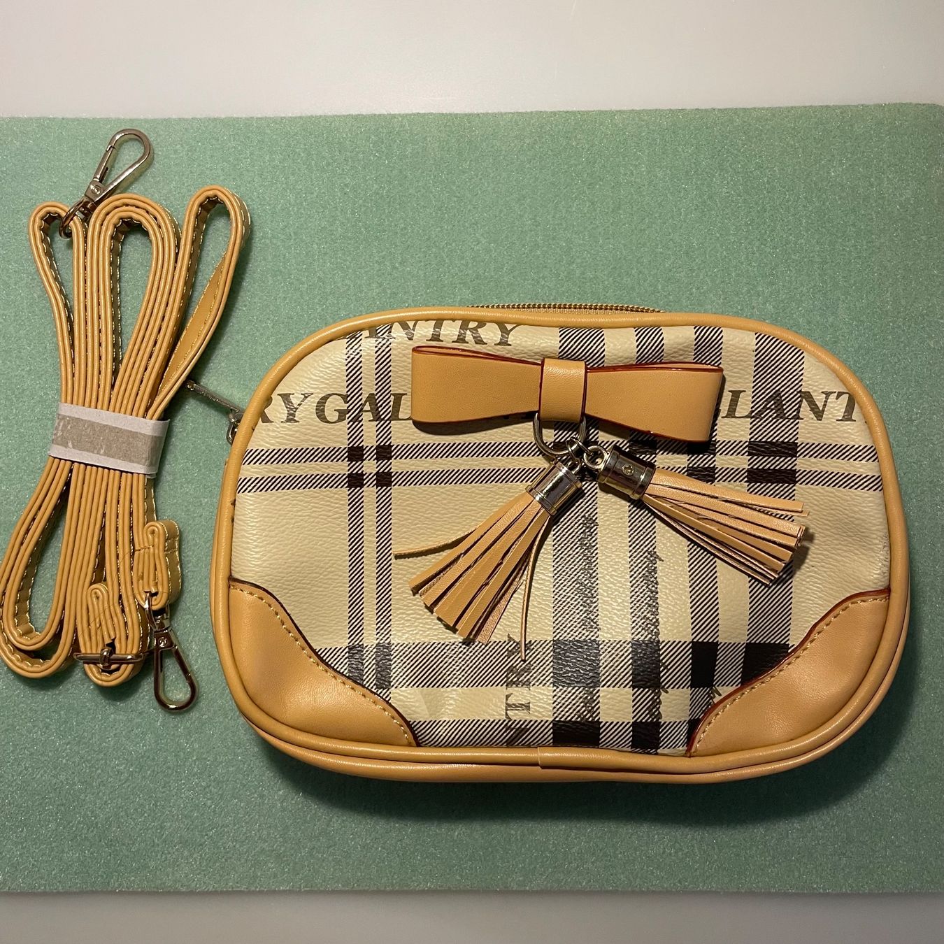 Taschen für Damen: Necessaire, Kosmetik Tasche mit 2 Fächer – Gebraucht aus Bellach von Lapislazuli_blues