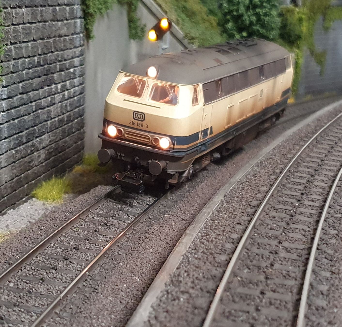 Märklin Modellini di ferrovie: BR 216 DB, MARKLIN 3374, DIGITAL + PATINE – Usato da Loveresse venduto da FIFILOULOU 3