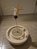 Katzen-Spielzeug Holz mit Feder und Kratzfläche
