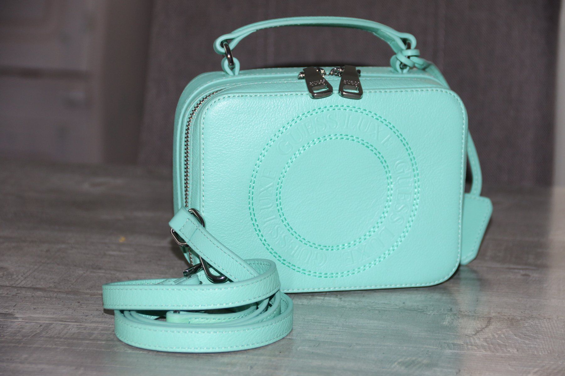 Guess Borse da donna: Neue hübsche GUESS Tasche – Nuovo e nell'imballaggio originale da Oberwil-Lieli venduto da Svetlana28