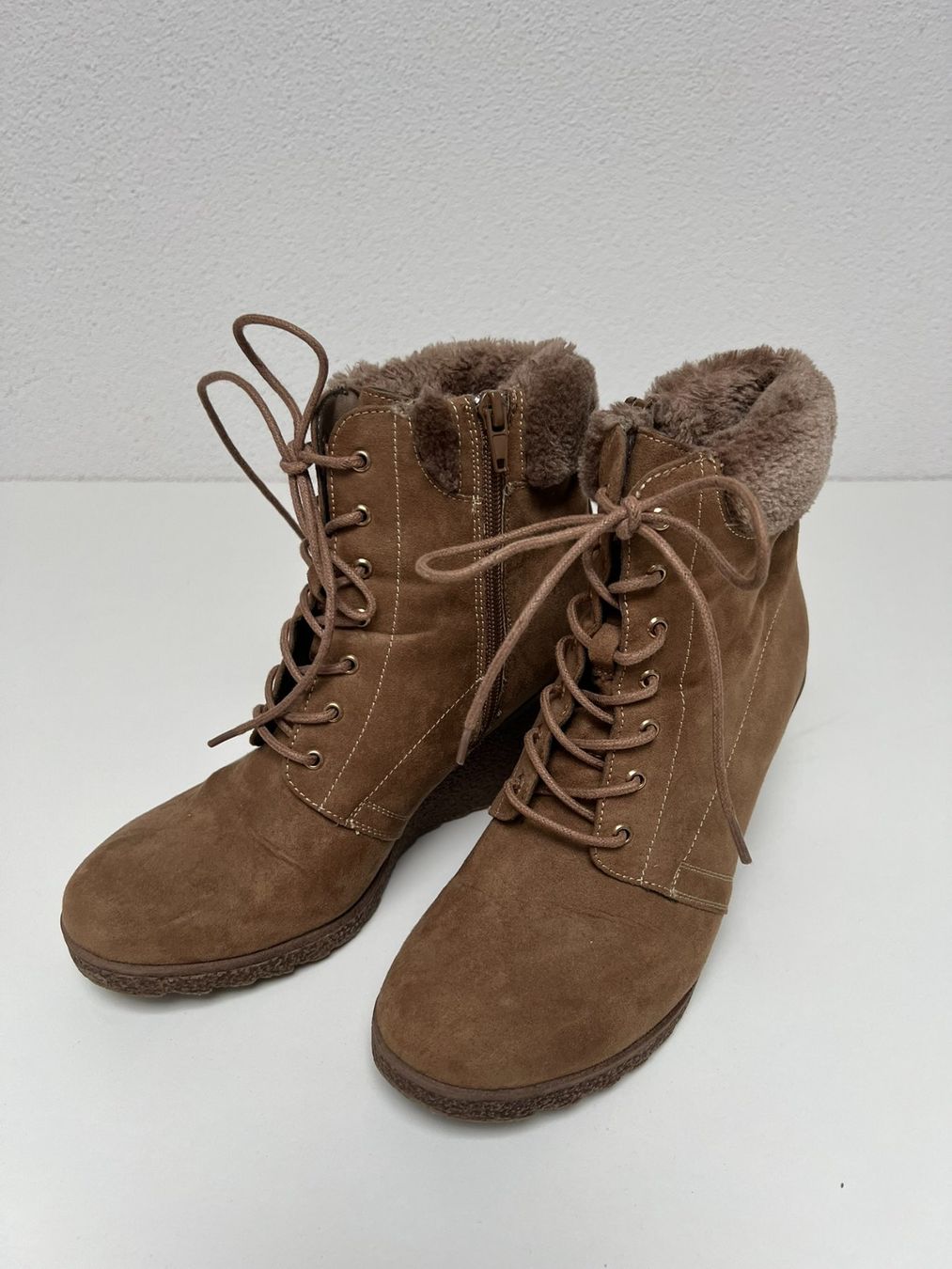 Chaussures femmes: Braune Keilabsatz Stiefeletten mit Fell Gr. 40 – D'occasion à Dagmersellen par nad_z66g 1