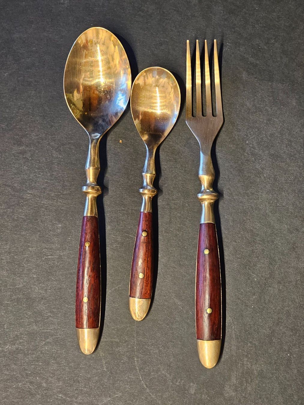 Bestecksets: goldenes Besteck mit Holzgriff – Gebraucht aus Meisterschwanden von Hummer21 4