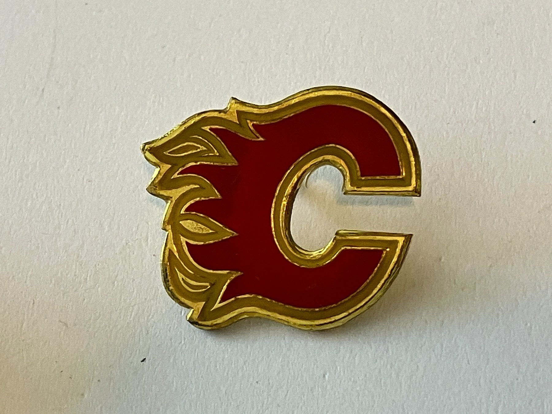 Placchette & Badge: 1 Pin Calgary Flames NHL – Usato da Basel venduto da djwwpp