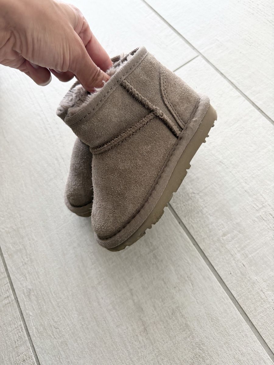 Schuhe für Mädchen: Mädchen Boots Etoupe Lammfell  Grösse 23 – Gebraucht aus Port von 11.12 2