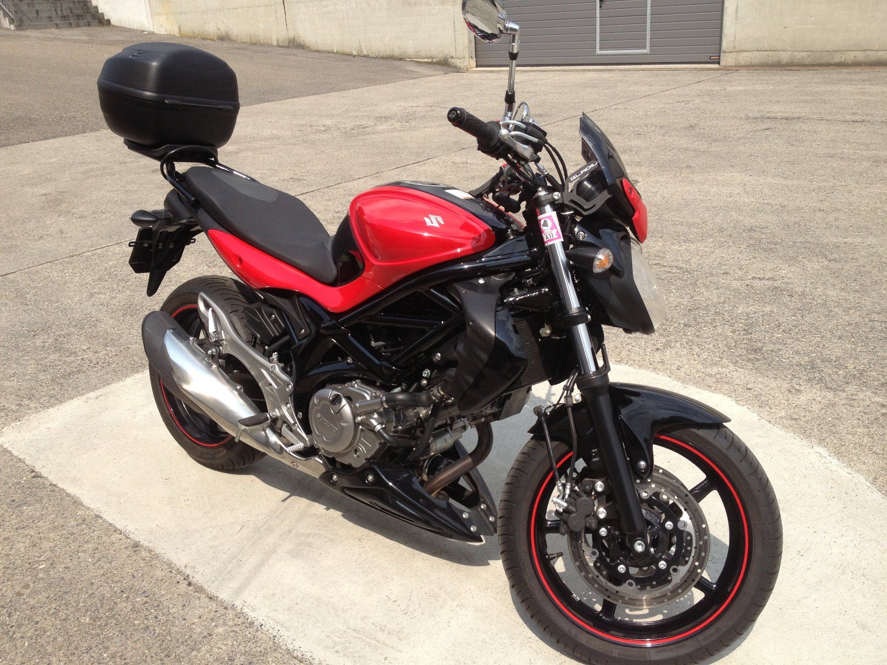 Suzuki Strada: Suzuki Gladius 650 Top zustand – Usato da Rickenbach LU venduto da Hulibu