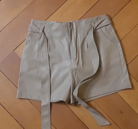 Stylische kunstleder shorts NEU -Taupe- Gr.40