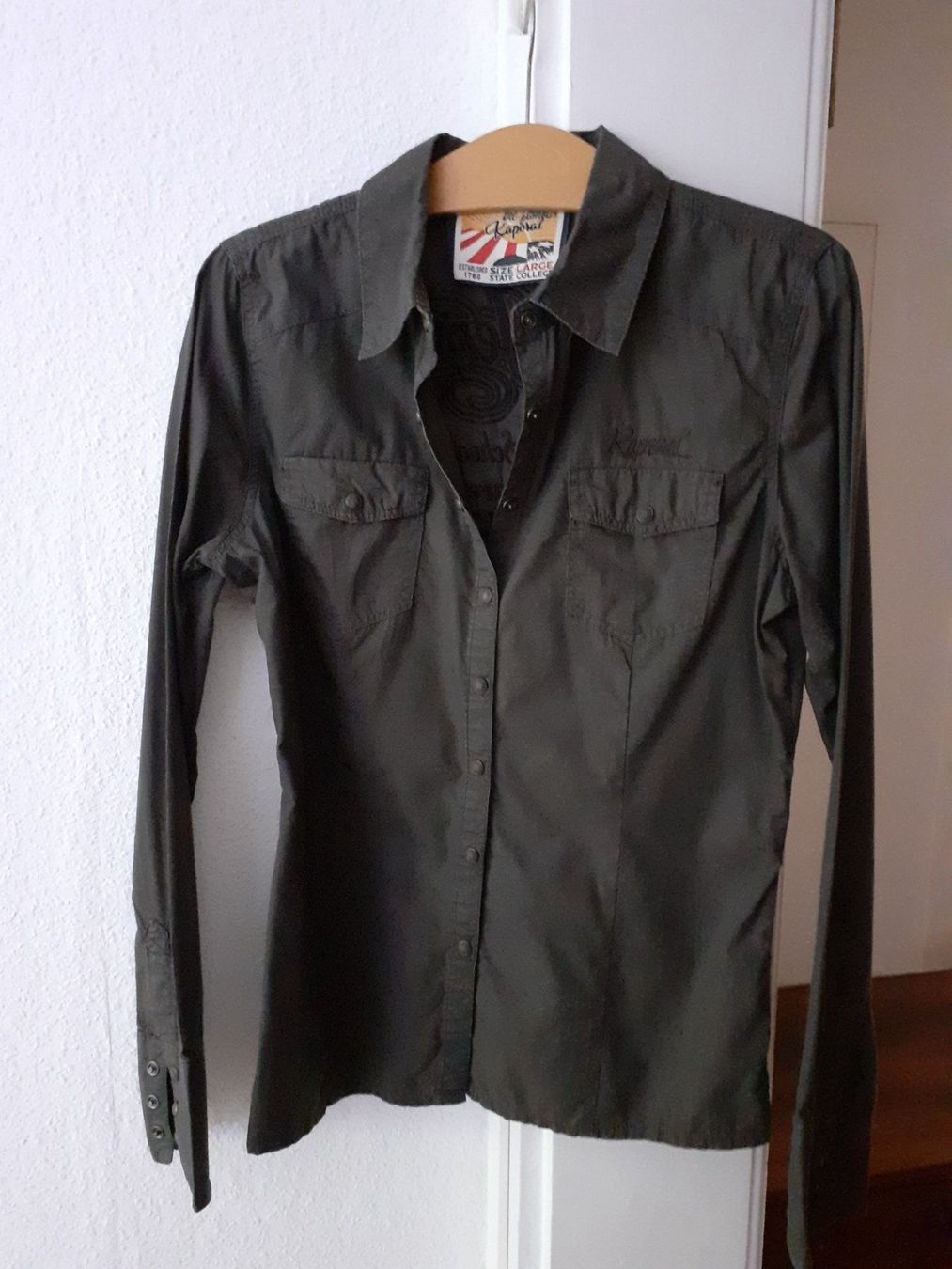 Blusen: Rassig-elegante Bluse, dunkelbraun – Gebraucht aus Basel von Christallina