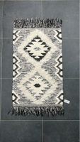 Magnifique Tapis Bohème Noir et Blanc avec Franges Douces