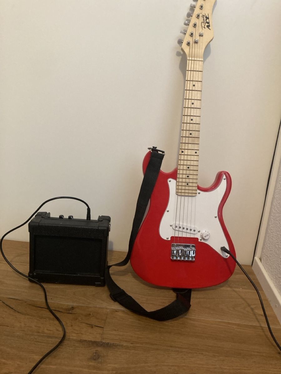 Musikinstrumente: Kinder E-Gitarre rot mit Verstärker  – Gebraucht aus Leuggern von Sabrinac
