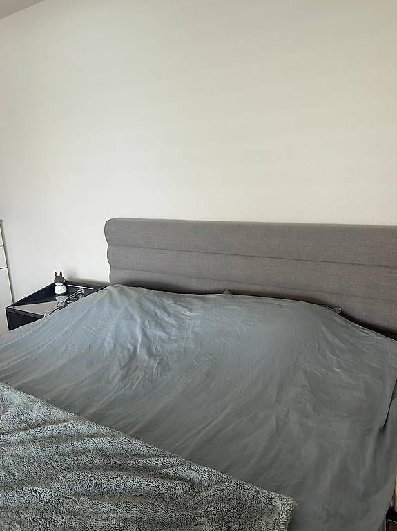 Betten: Boxspringbett 180 × 200 cm : Modernes Design mit Chromfüssen – Gebraucht aus Beckenried von samuele.campo