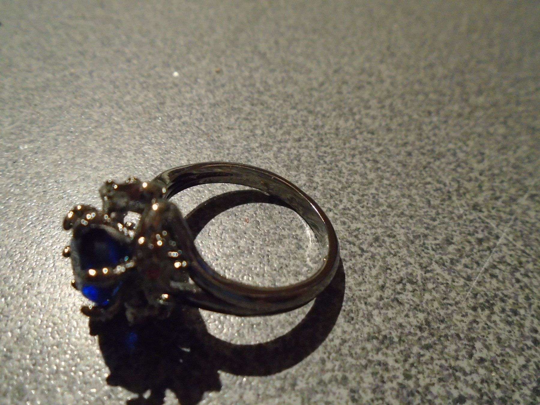 Bagues: Ring antrazit, schwarz/blauer Stein – Neuf avec emballage d'origine à Zürich par abraxas1291 1