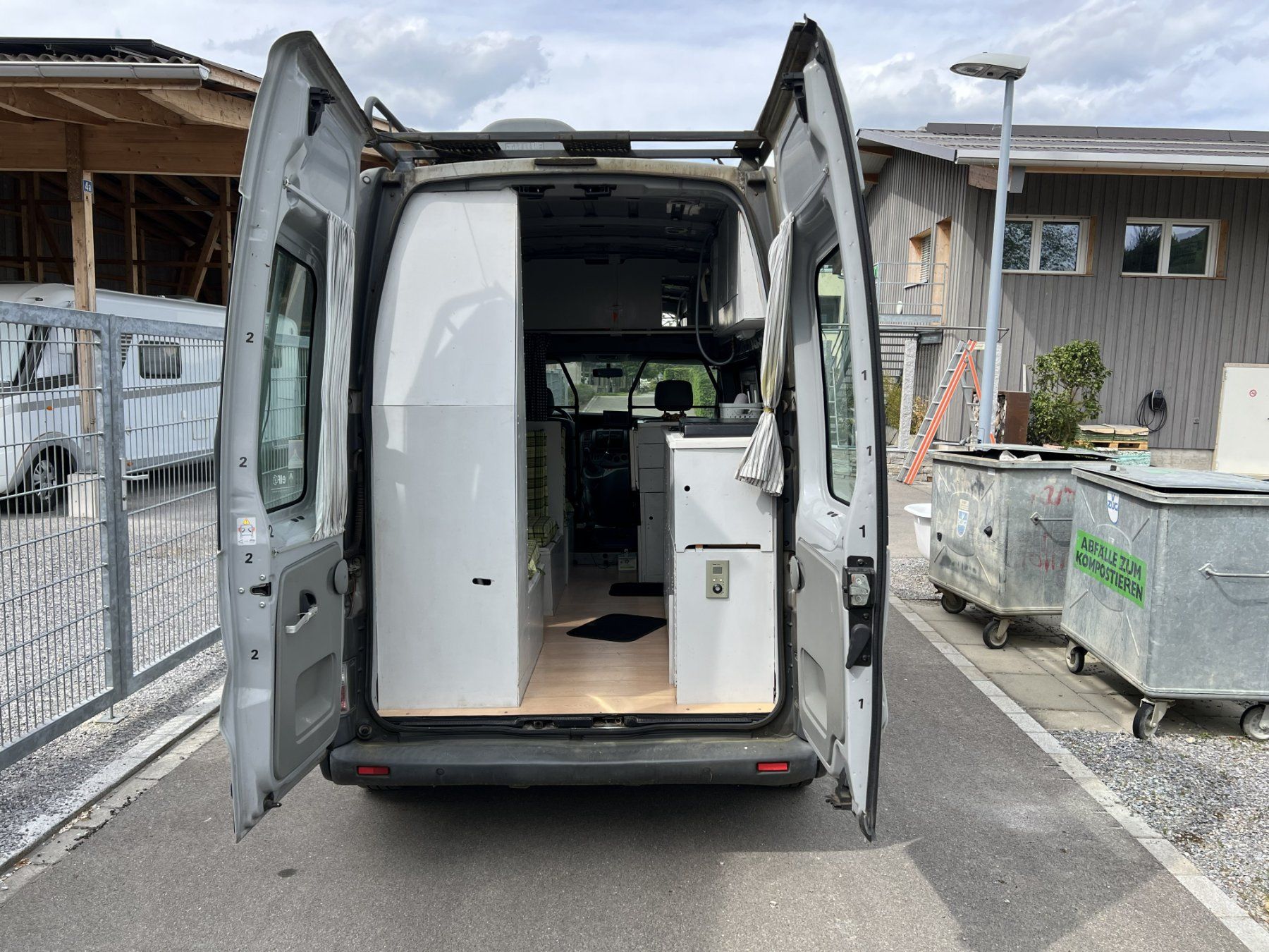 Renault Veicoli da campeggio: Renault Trafic Camper überhöht lang – Usato da Eglisau venduto da ehutter2 1