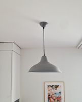Graue Hängelampe im Industrie-Stil