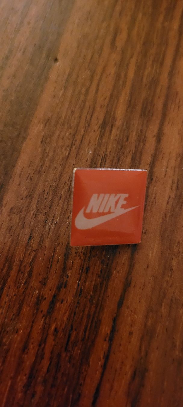 Placchette & Badge: Pins vintage Nike – Usato da Vevey venduto da lba_dd82