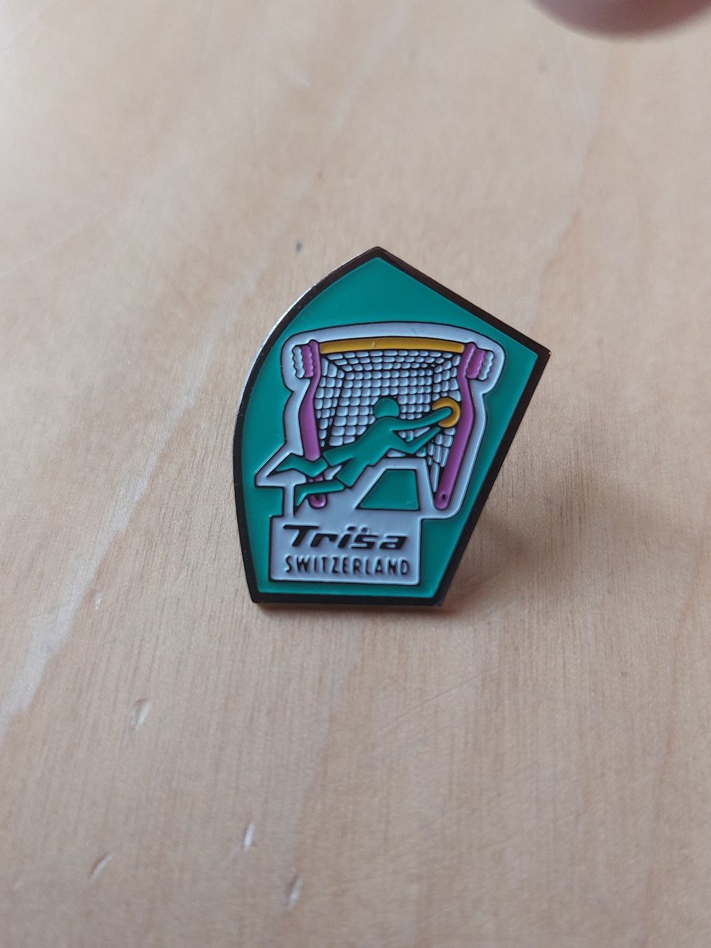 Trisa Placchette & Badge: 3 TRISA - PIN – Usato da Gipf - Oberfrick venduto da Esnoopy 2