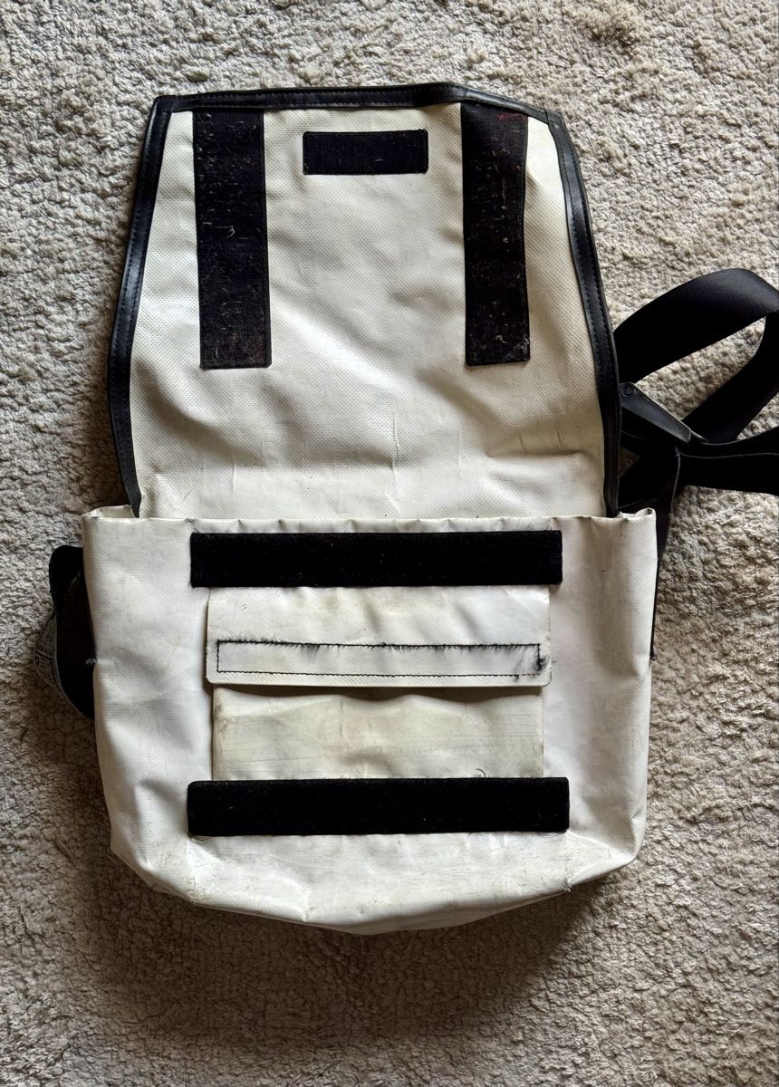 Freitag Borse: Sac Freitag noir/blanc taille moyenne – Usato da Lausanne venduto da huggylesbonstuyaux01 2