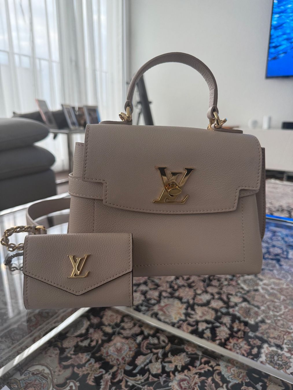 Borse da donna: Louis Vuitton Lock Me plus Portmonee – Usato da Jonen venduto da Motie