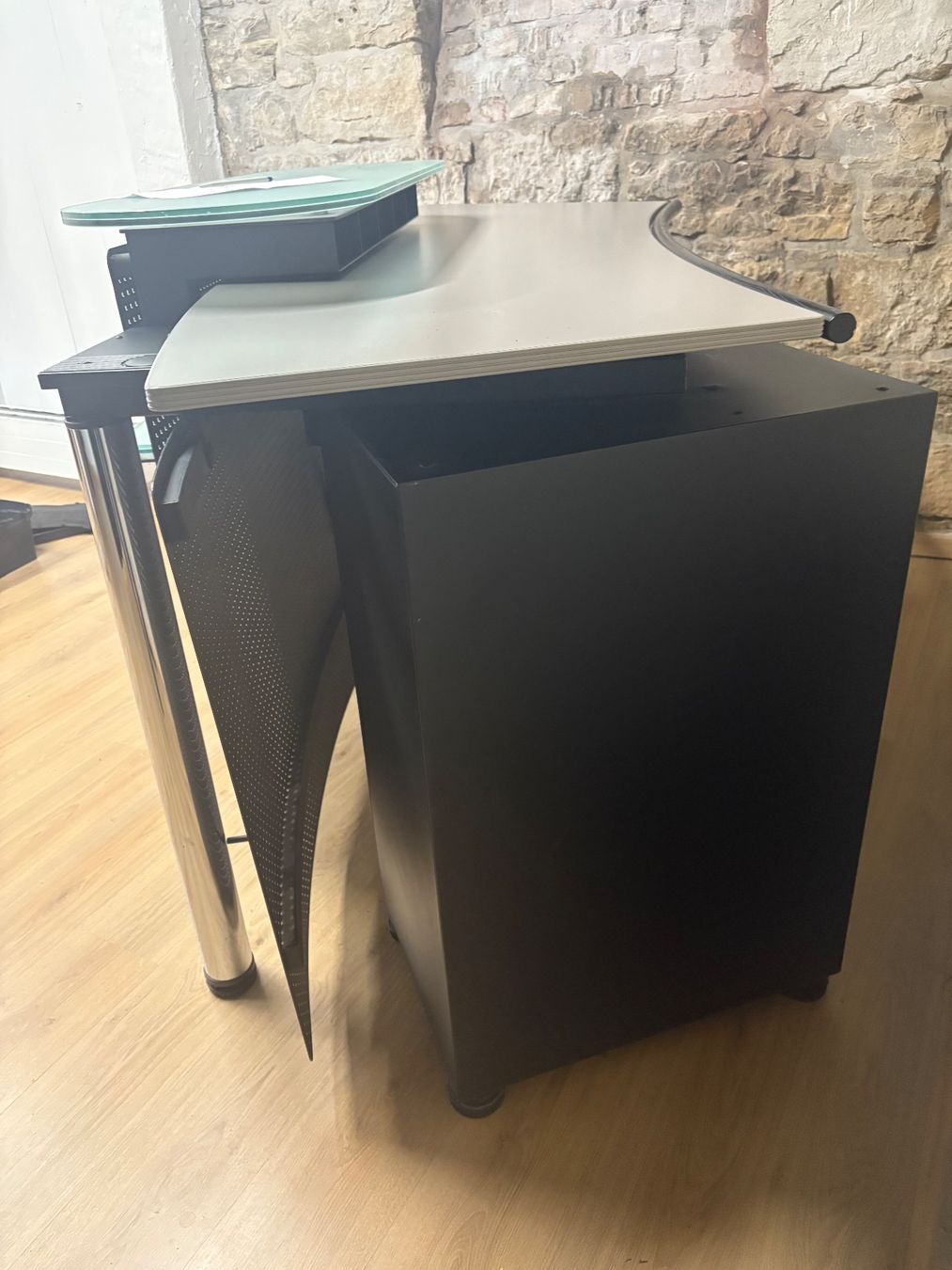 Allestimento di negozi e stand fieristici: Empfangs-Theke mit 3 Hocker – Usato da Basel venduto da Poschy 2