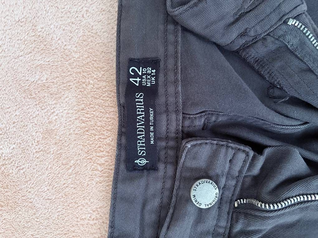 Pantaloni: Stradivarius Cargo Hose Grau – Usato da Neuhausen Am Rheinfall venduto da N4vii91 1