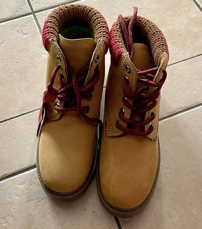 Benetton Scarpe da uomo: Vendo scarponcini/anfibi nr. 37 marca Benetton – Nuovo (secondo la descrizione) da Brione s. Minusio venduto da Je_Jey
