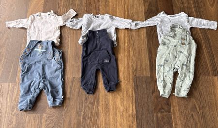 3 Latzhosen mit 2 Pullovern und einem Body