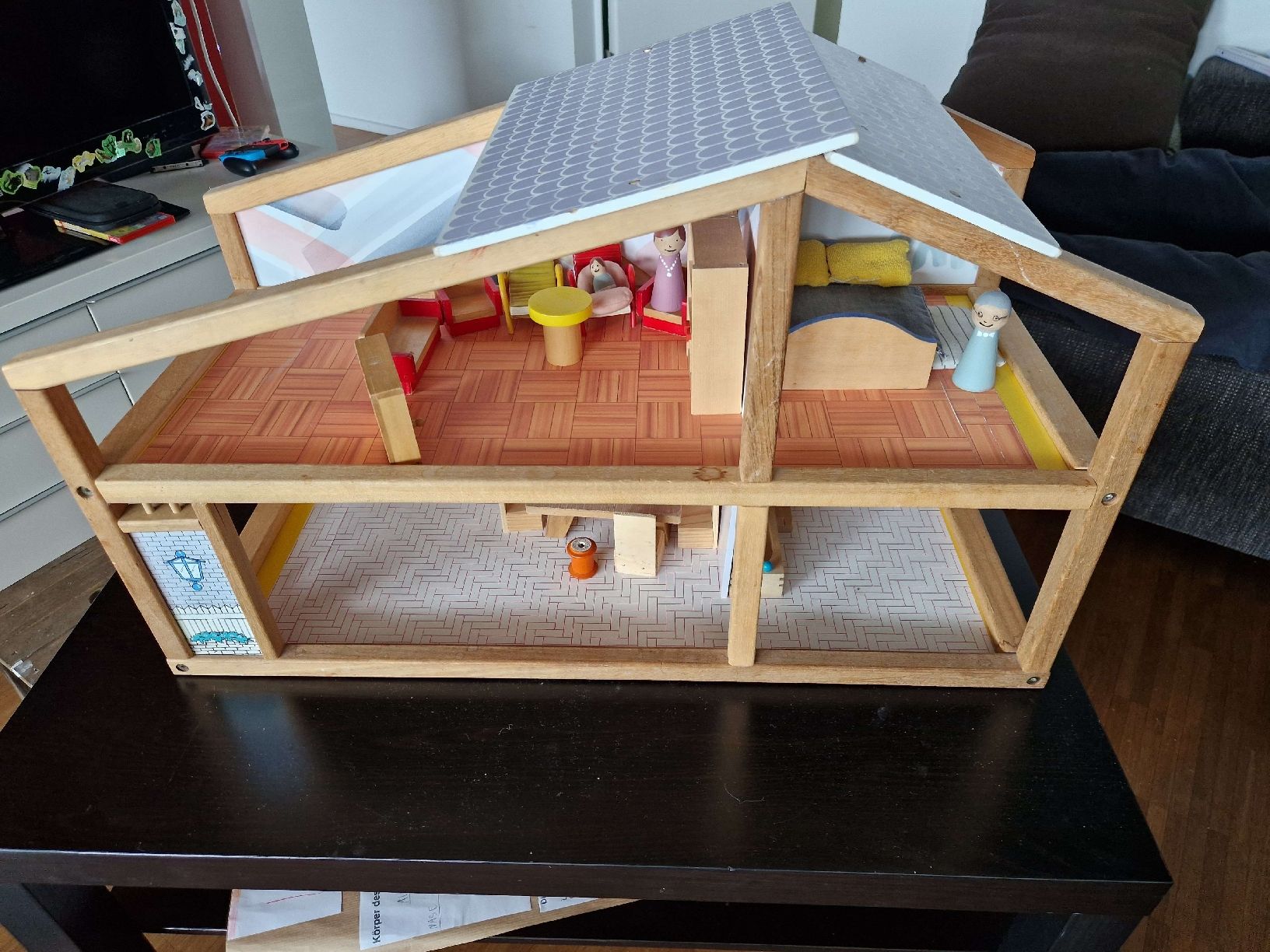 Case e mobili per bambole: Holzpuppenhaus mit Möbeln und Bewohner – Usato da Zug venduto da snussbaumer