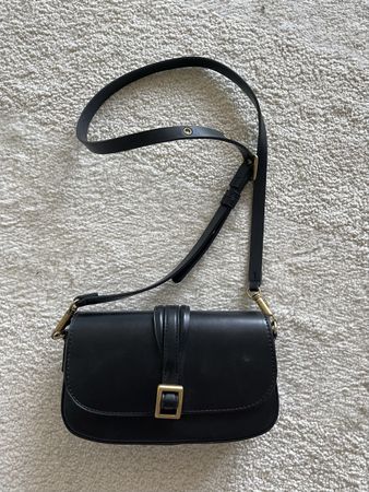 Schwarze Umhängetasche ZARA