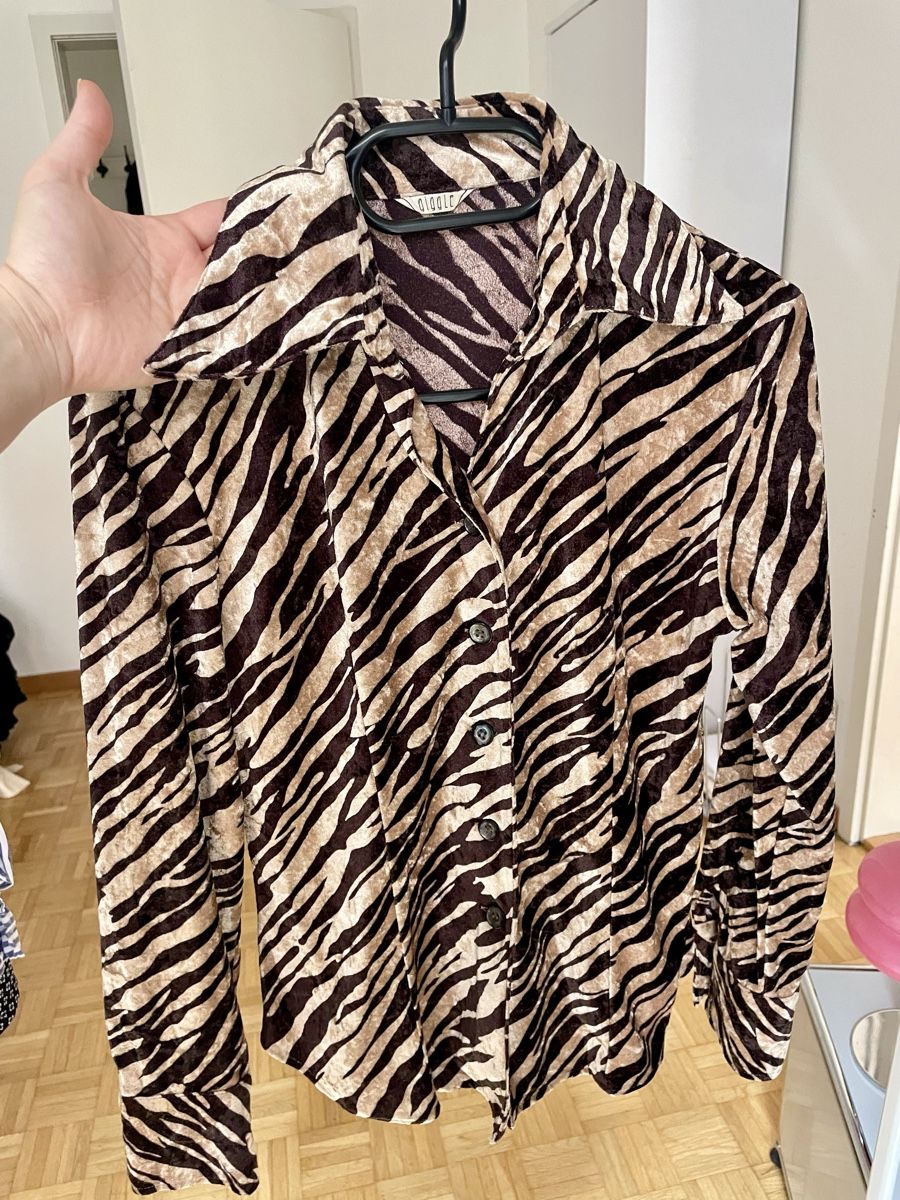 Camicette: Vintage Velours Hemd / Bluse mit Tiger / Zebra Muster – Usato da Zürich venduto da Carlajimena 3