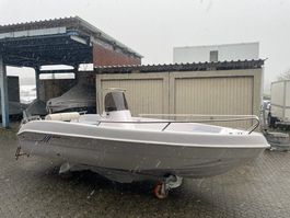 Motorboot mit Mittelconsole