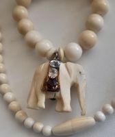 Collier antique en Os sculpté, 2 diamants,2 aigue marine.