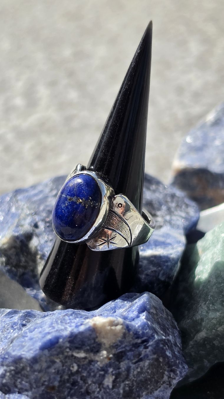 Anelli: Handmade Silberring mit Lapislazuli Stein Design graviert  – Nuovo e nell'imballaggio originale da Fislisbach venduto da Eye-Arts 6