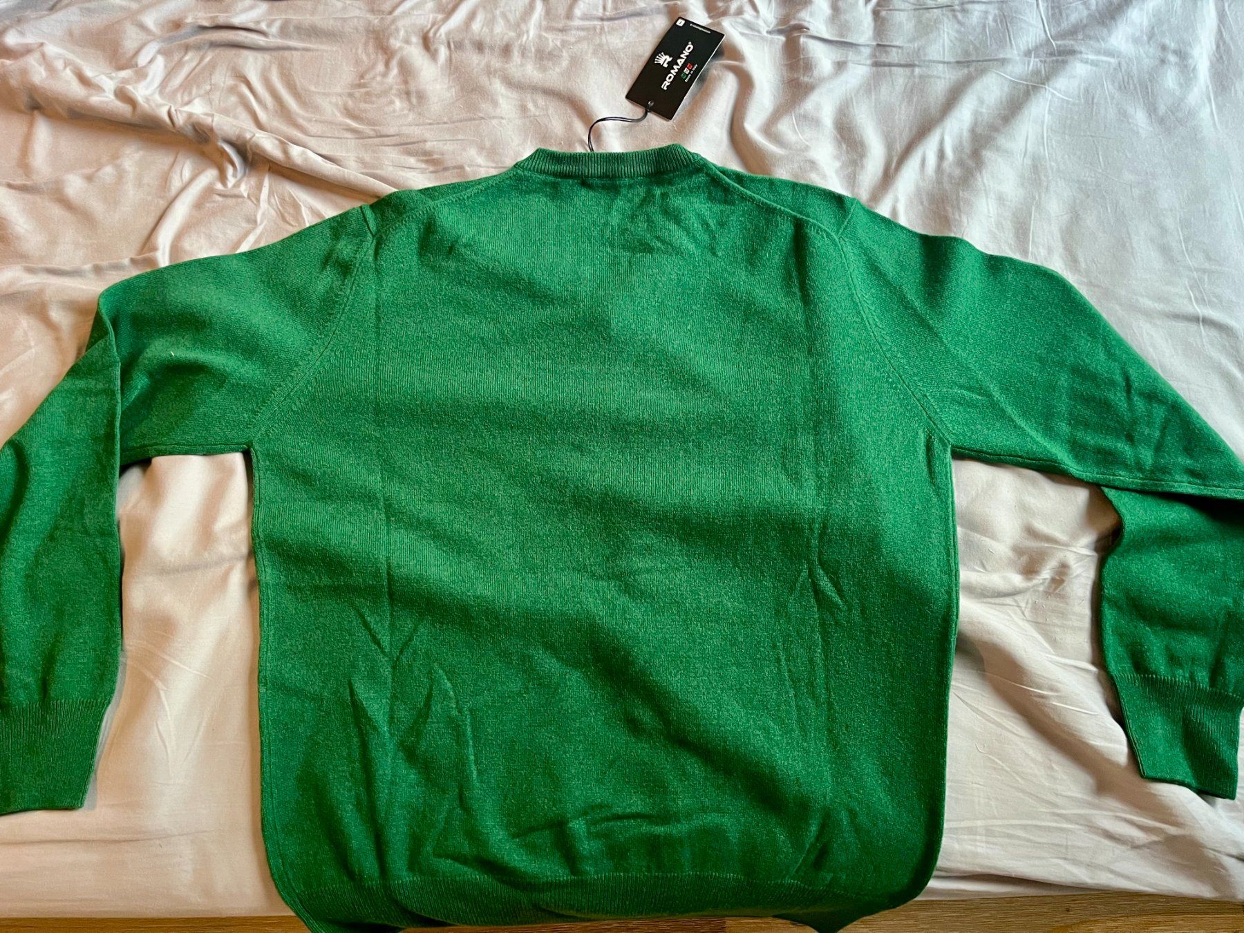 Pulls & Sweat-shirts: Kaschmirpullover mit V-Ausschnitt – Neuf avec emballage d'origine à Zürich par Marghensy 4