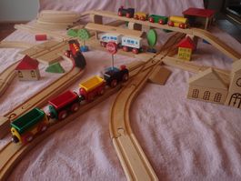 schöne grosse BRIO Eisenbahn mit 4 Loks und vielen Schienen