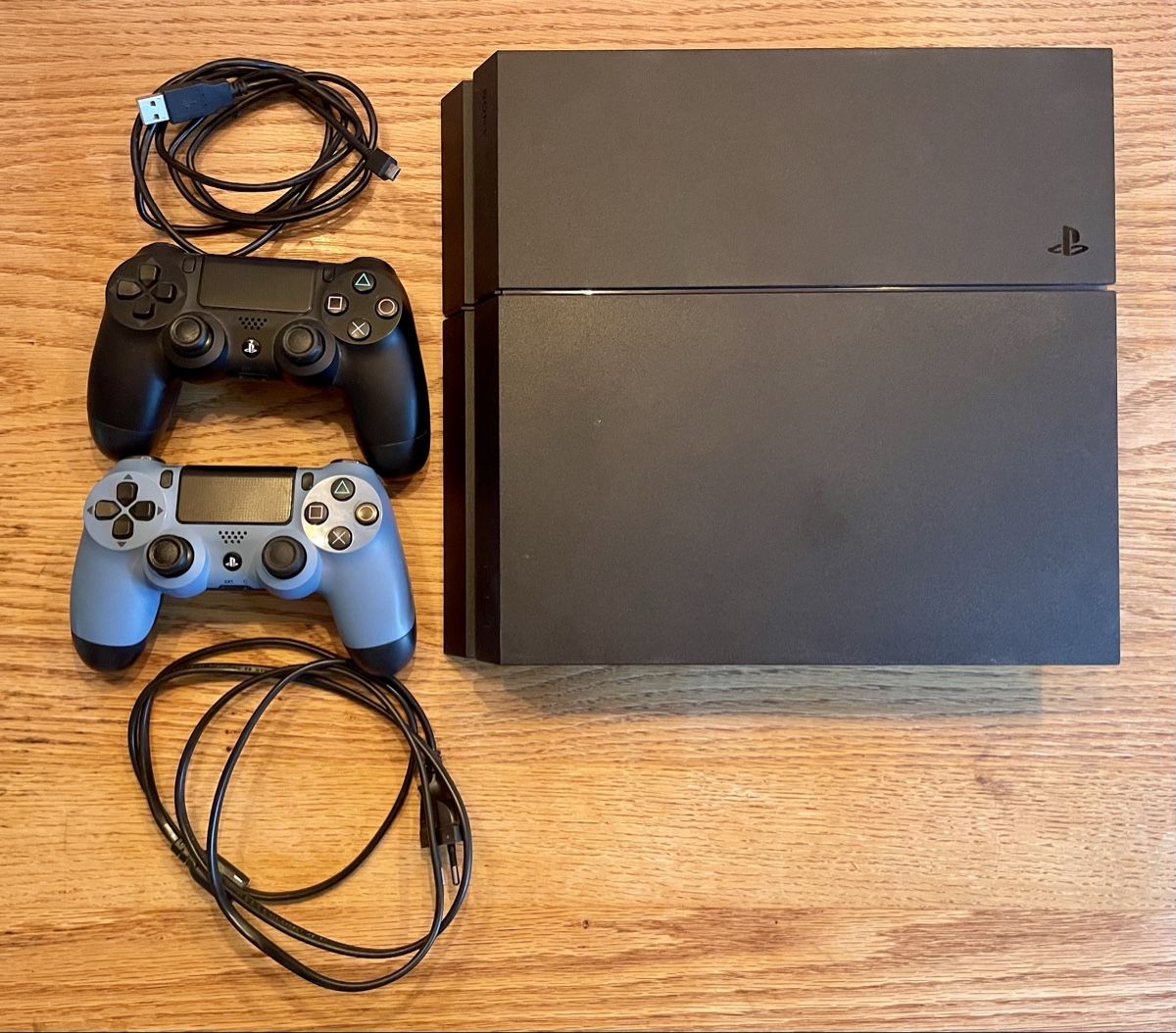 Sony Konsolen: Sony PlayStation 4 mit zwei Controller – Gebraucht aus Basel von DSpata