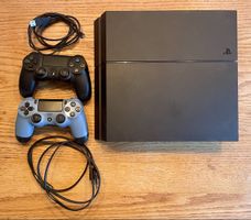 Sony PlayStation 4 mit zwei Controller