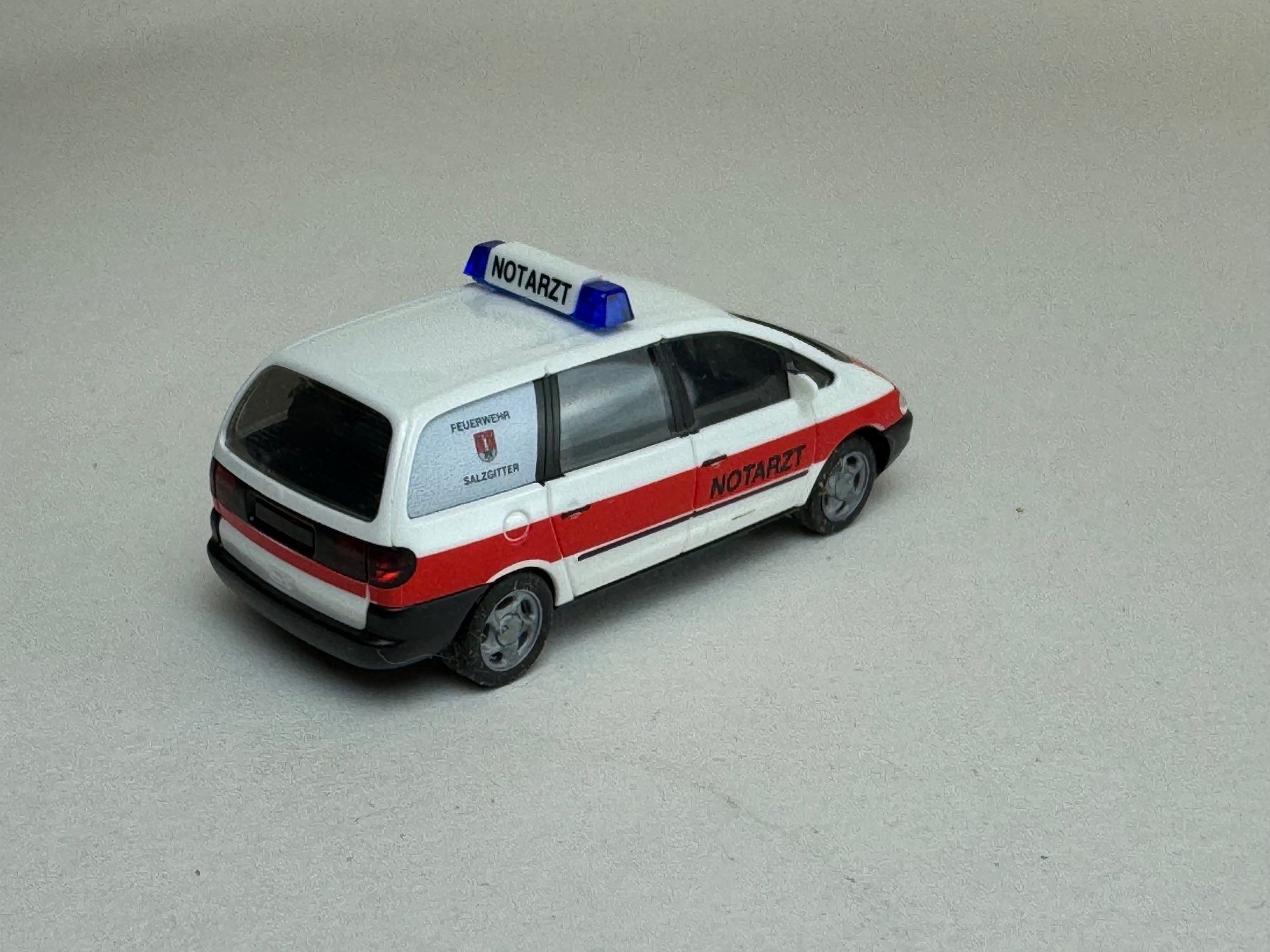 Herpa Modellini d'auto: Herpa VW Sharan Notarzt – Usato da Elm venduto da Wikmtz 1