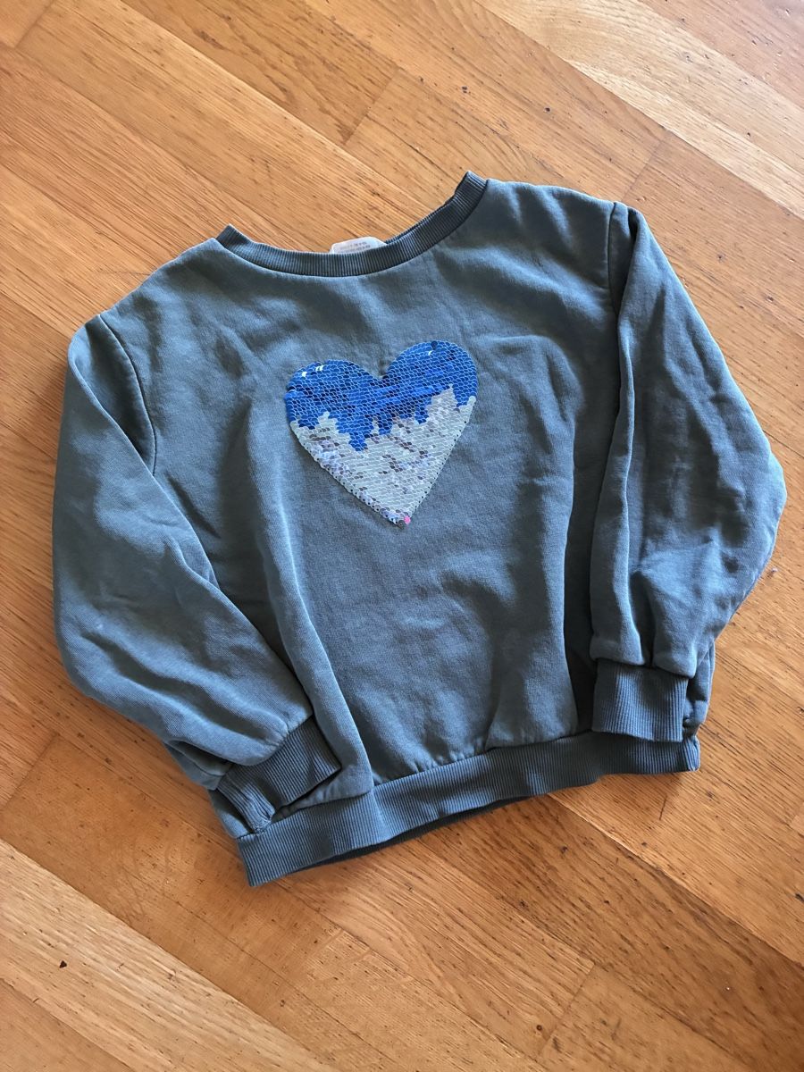 H&M Pullover & Sweatshirts: schönes Wendepailettenpullover Gr.110/116 – Gebraucht aus richterswil von lunamarie001 1