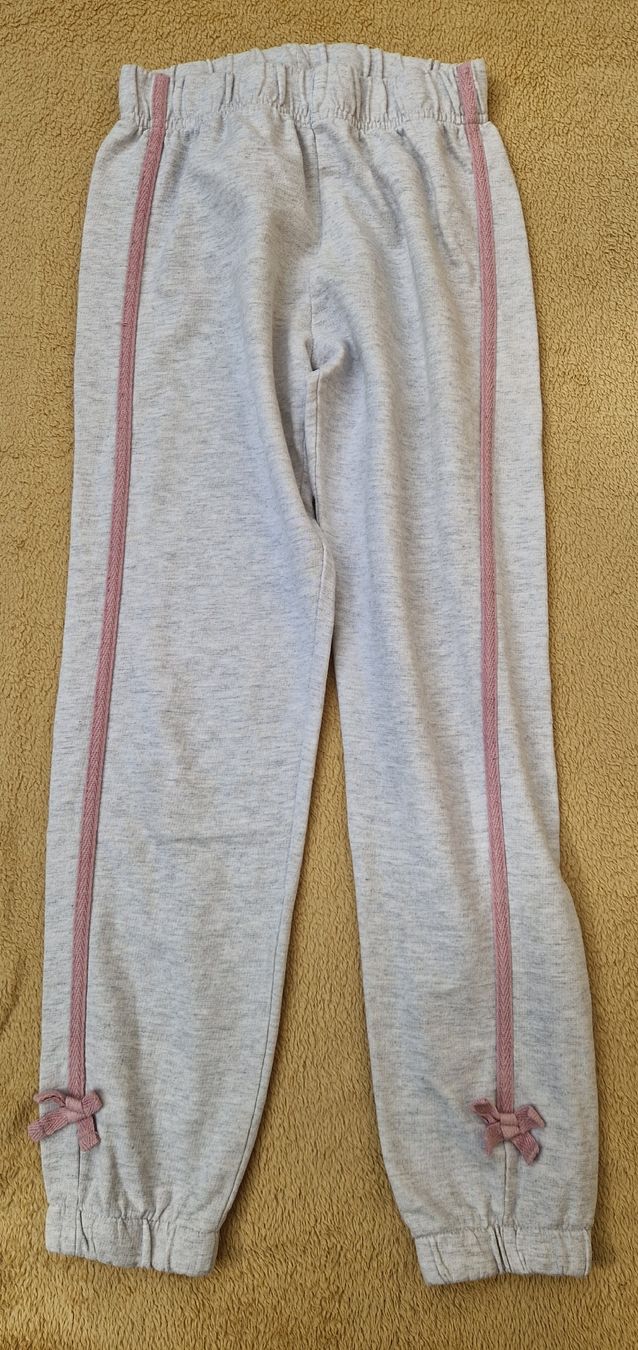 Pantaloni: Mädchen Freizeithose 134, Hellgrau mit Schleifen (8-9 J.) – Usato da Muri b. Bern venduto da rol_xtf8