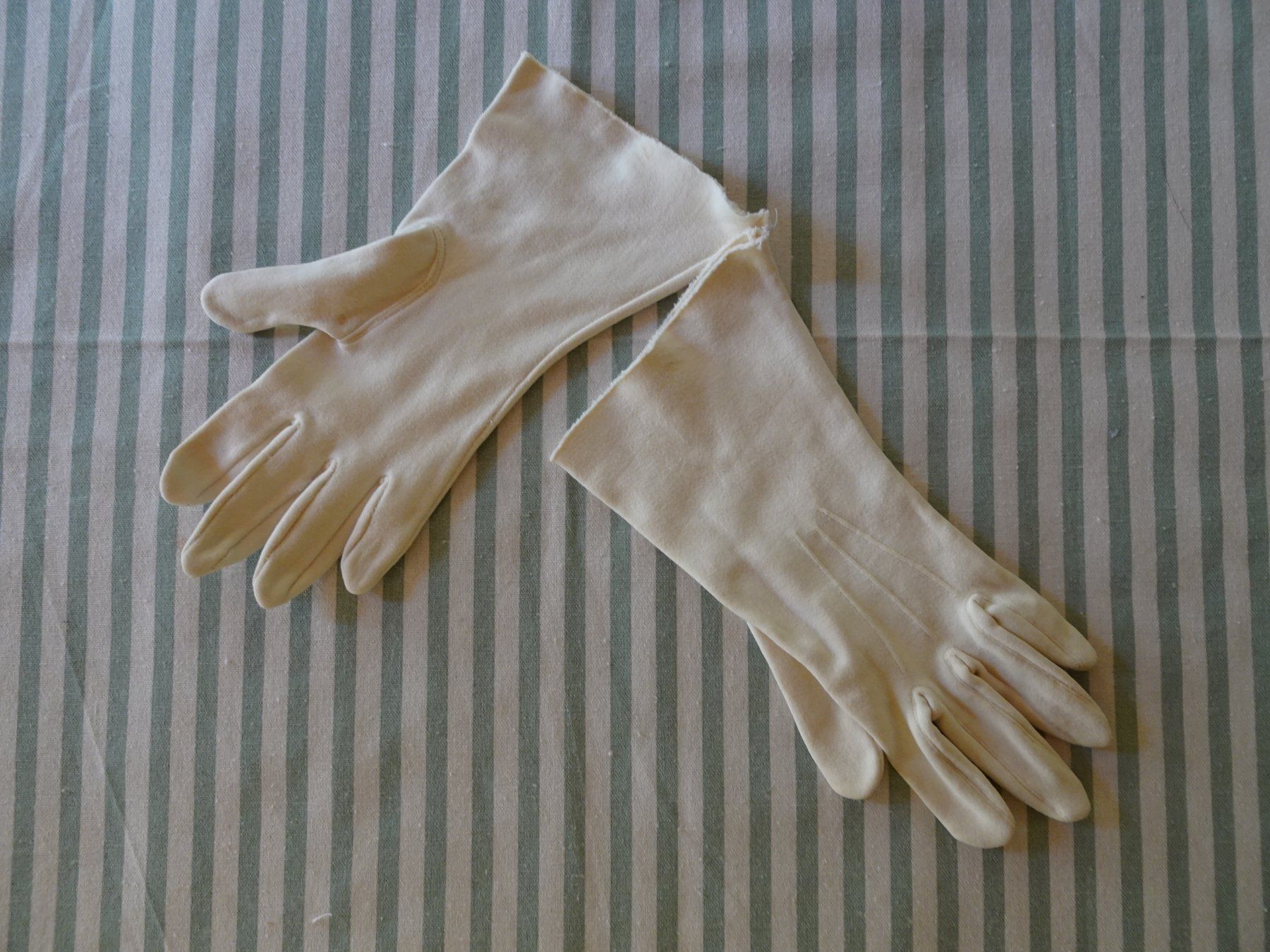 Handschuhe & Handstulpen: Hellbeige Stoff Handschuhe Gr. XS/S - 260502 – Gebraucht aus Küssnacht am Rigi von Good4Deckeli