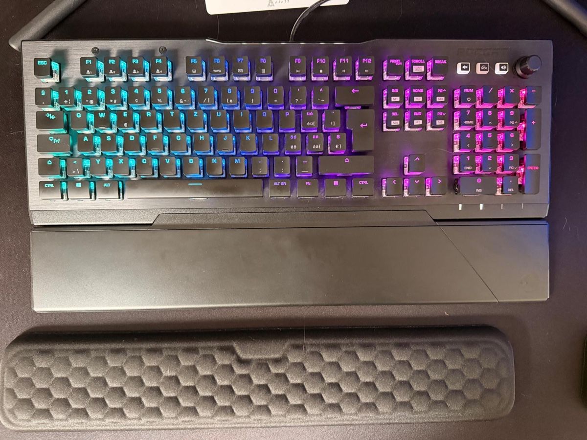 PCs: Komplettes Gaming Setup mit Tisch – Neu (gemäss Beschreibung) aus Matzingen von nicole.zlf 3