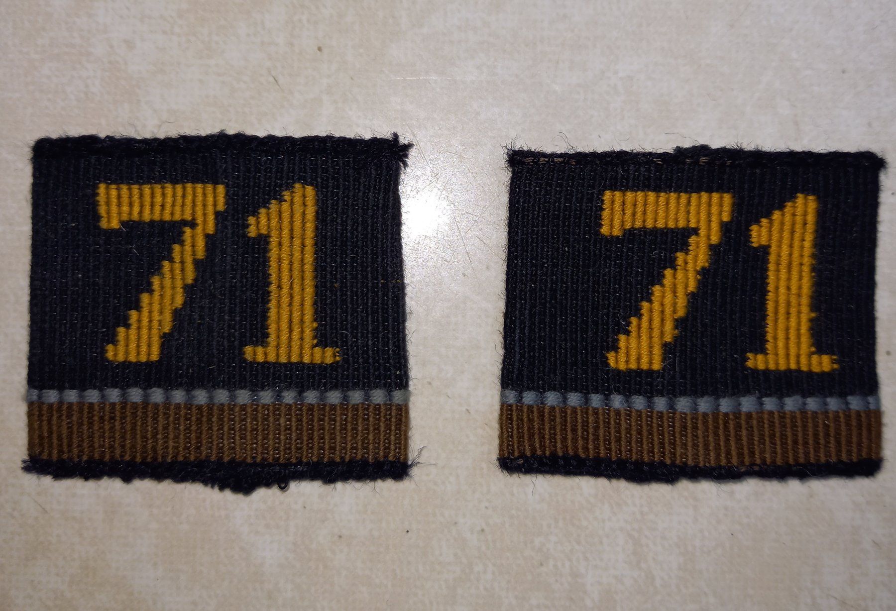 Schweizer Armee Uniformi: PATTEN / ACHSELSCHLAUFEN von Schweizer Armee:  71 – Usato da Marbach LU venduto da Ilrebo