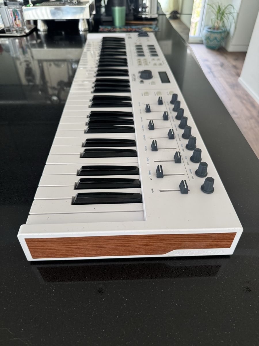 Strumenti musicali: Arturia KeyLab Essential 61 MIDI Keyboard – Usato da Untersiggenthal venduto da ibokisa