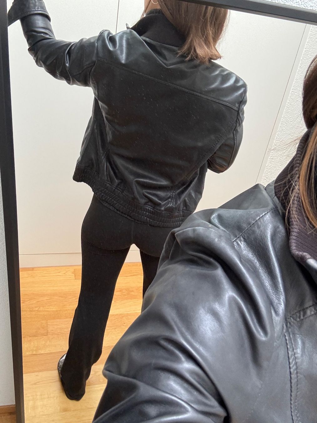 Esprit Jacken: Schwarze Echtlederjacke – Gebraucht aus Winterthur von D_Zel97 4